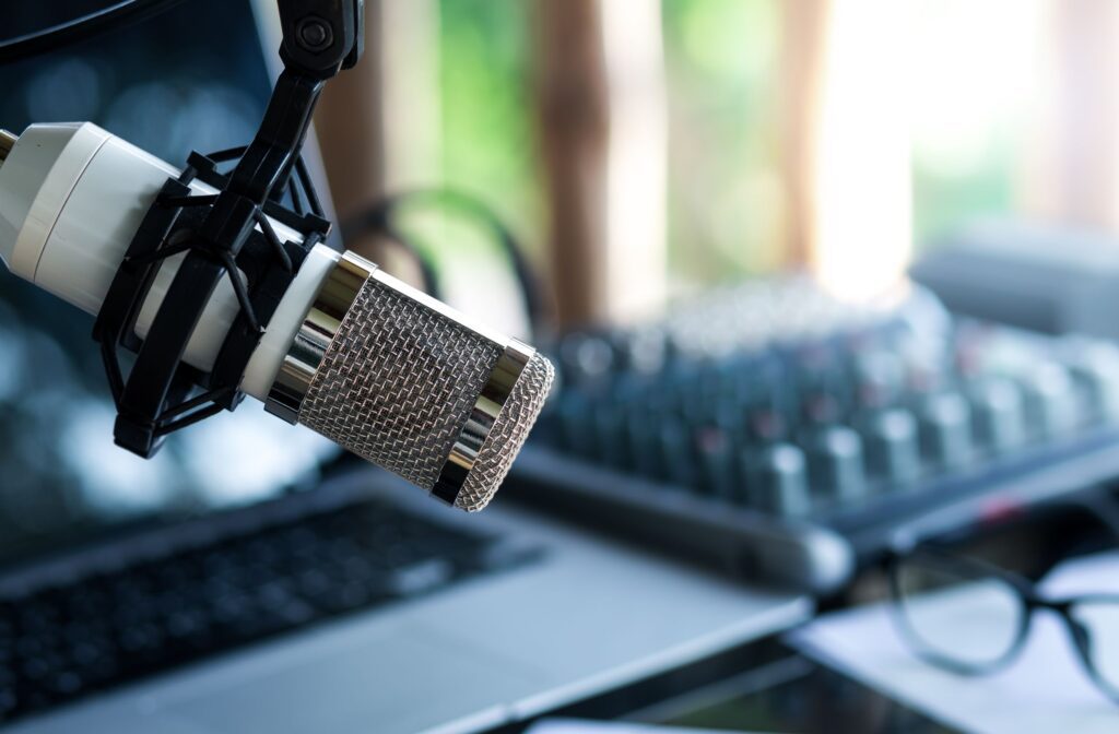 A microphone in front of a laptop and glasses